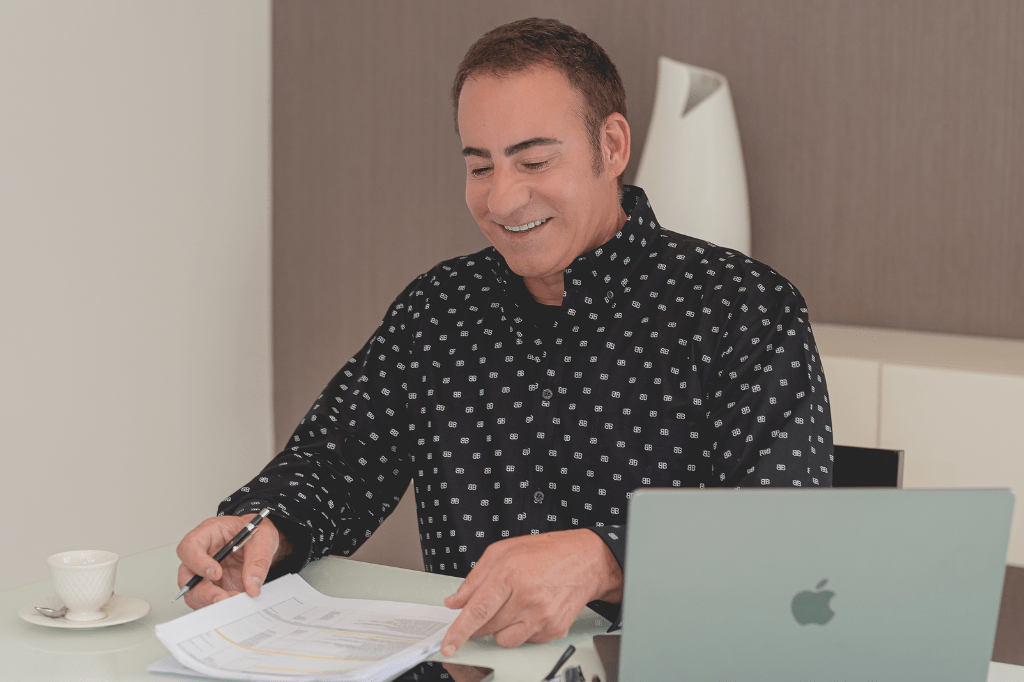 Com foco em investimentos no mercado imobiliário, o empresário Adalberto Salgado Júnior ocupa hoje posição de destaque no ramo dos&nbsp;negócios