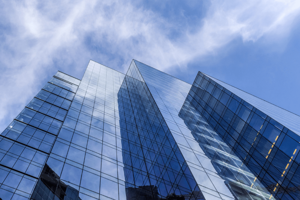 Fundos imobiliários: Aluguel de imóvel por 10 anos e busca por recuperação após quedas